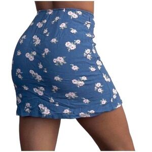 American Eagle Floral Mini Skirt in Blue with white floral Size Small
